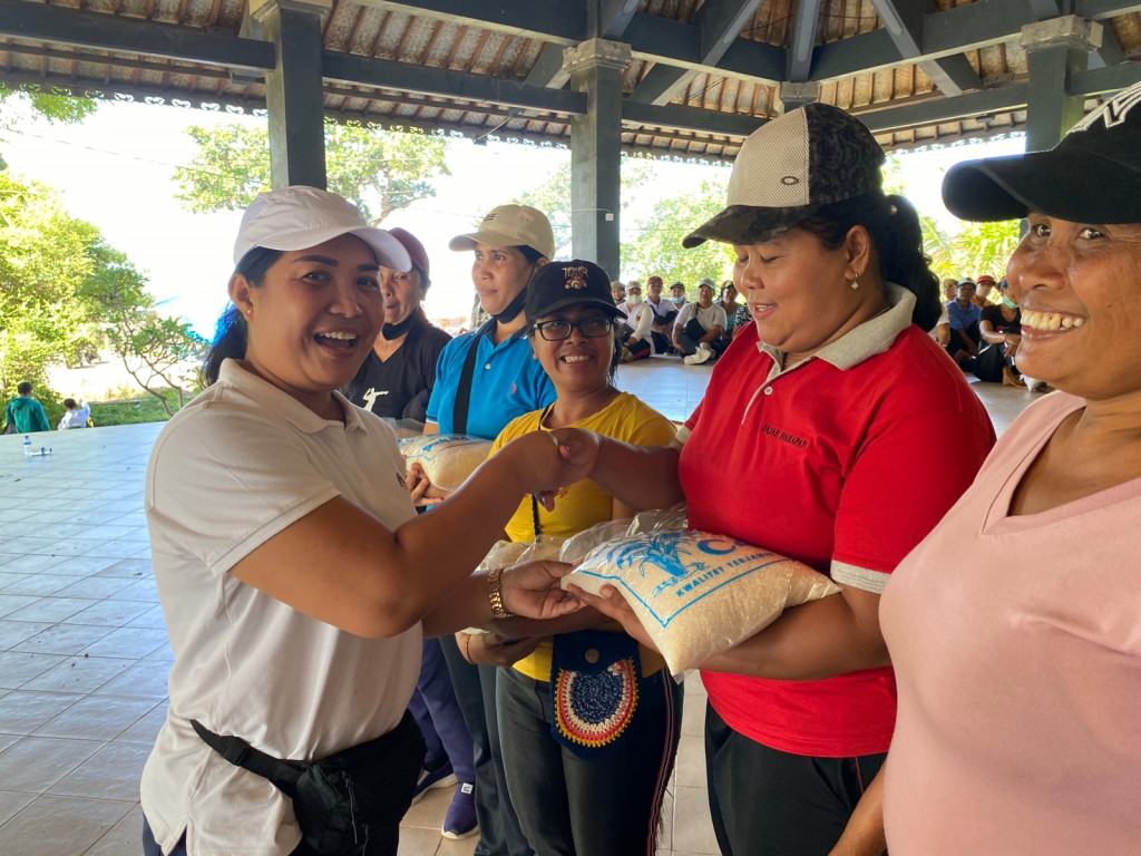 Ketua TP PKK Tibubeneng Bagikan Beras kepada 125 Anggota
